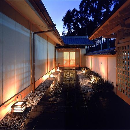 Menard Aoyama Resort: Wafukan Utatsukasa Iga Екстериор снимка